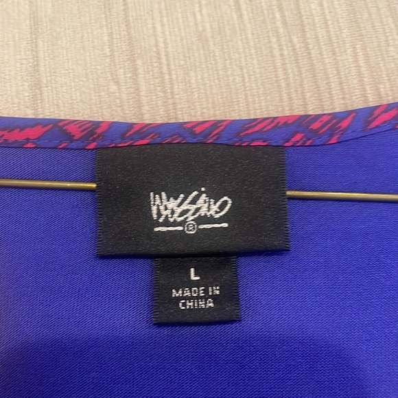 NWOT V-Neck Red/Blue Pattern Cap Sleeve Blouse - Picture 7 of 7